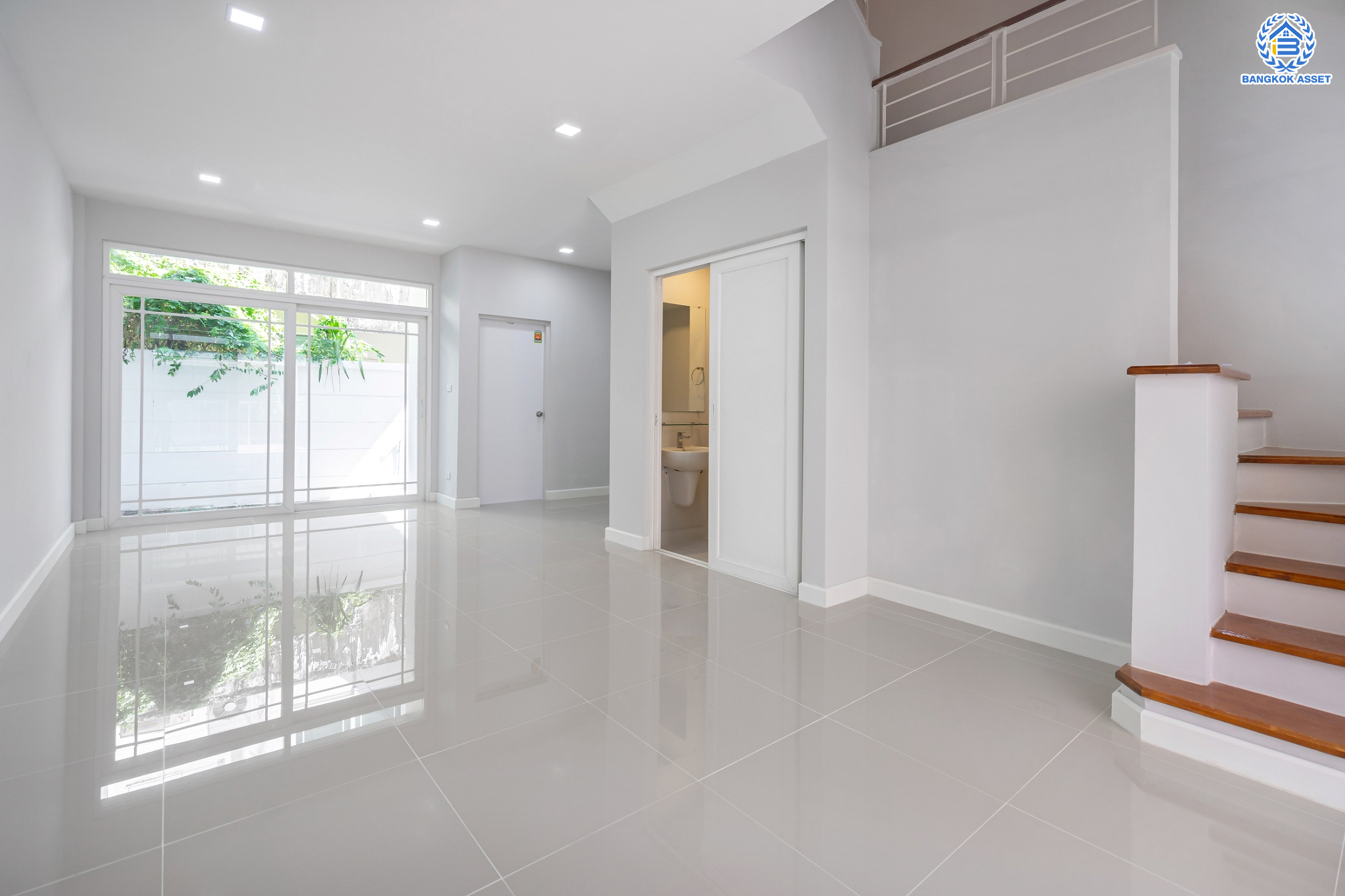 ทาวน์เฮ้าส์มือสอง 3 ชั้น ม.เดอะเทอเรซ ลาดพร้าว71 เนื้อที่ 21.6 ตร.ว. ฟังก์ชัน 3 ห้องนอน 4 ห้องน้ำ (ห้องนอนทุกห้องมีห้องน้ำในตัว) จอดรถได้ 2 คัน บนสุดยอดทำเลใจกลางเมือง! ตอบโจทย์ทุกไลฟ์สไตล์ ใจกลางห้างฯชั้นนำ เชื่อมต่อทั้งถนนเกษตร-นวมินทร์ , ลาดพร้าว , รัชโยธินฯ ใกล้ทางด่วนรามอินทรา เดินทางสะดวกสบาย ด้วยรถไฟฟ้าสายสีน้ำตาล "สถานีโรงเรียนสตรีวิทยา2"